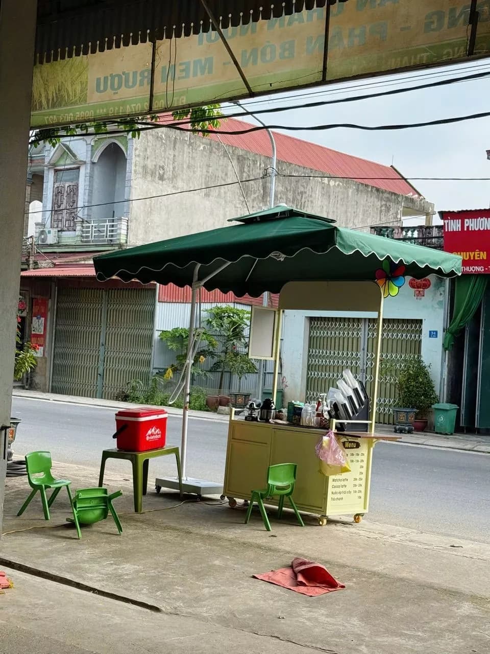 Dù lệch tâm vuông 2m5 cho xe bán hàng cà phê vỉa hè Hà Nội