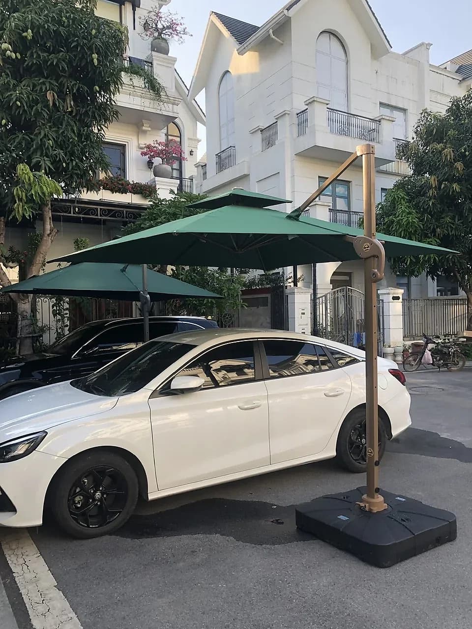 Chân đế dù lệch tâm ngoài trời cần chọn đúng theo mặt bằng và hướng gió