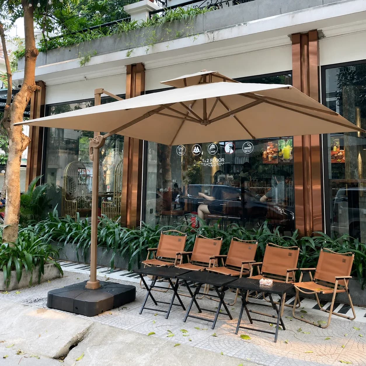 Lắp đặt dù lệch tâm 3m x 3m cho quán cà phê Omay tại Hà Nội