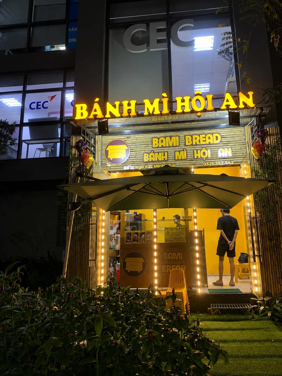 Dù lệch tâm chỉnh nghiêng cho quán cafe ngoài trời