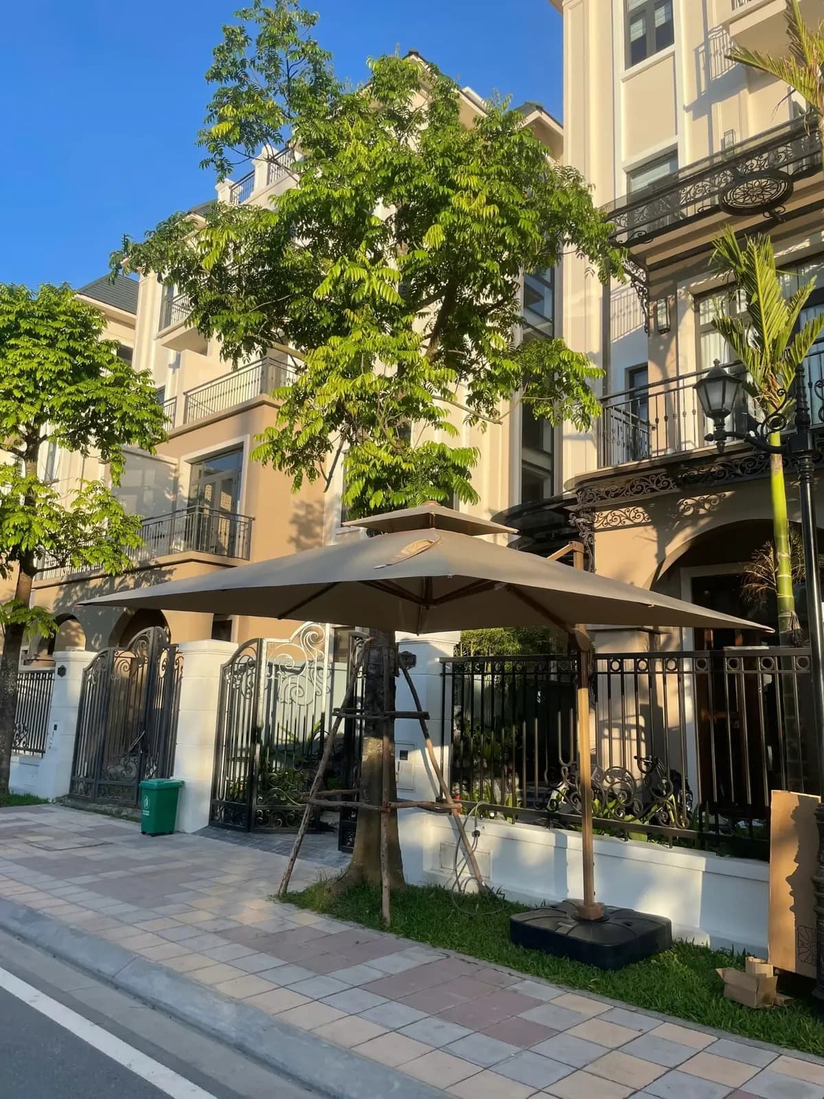 Lắp đặt dù lệch tâm màu be tại Vinhomes Ocean Park 3 - ảnh 4