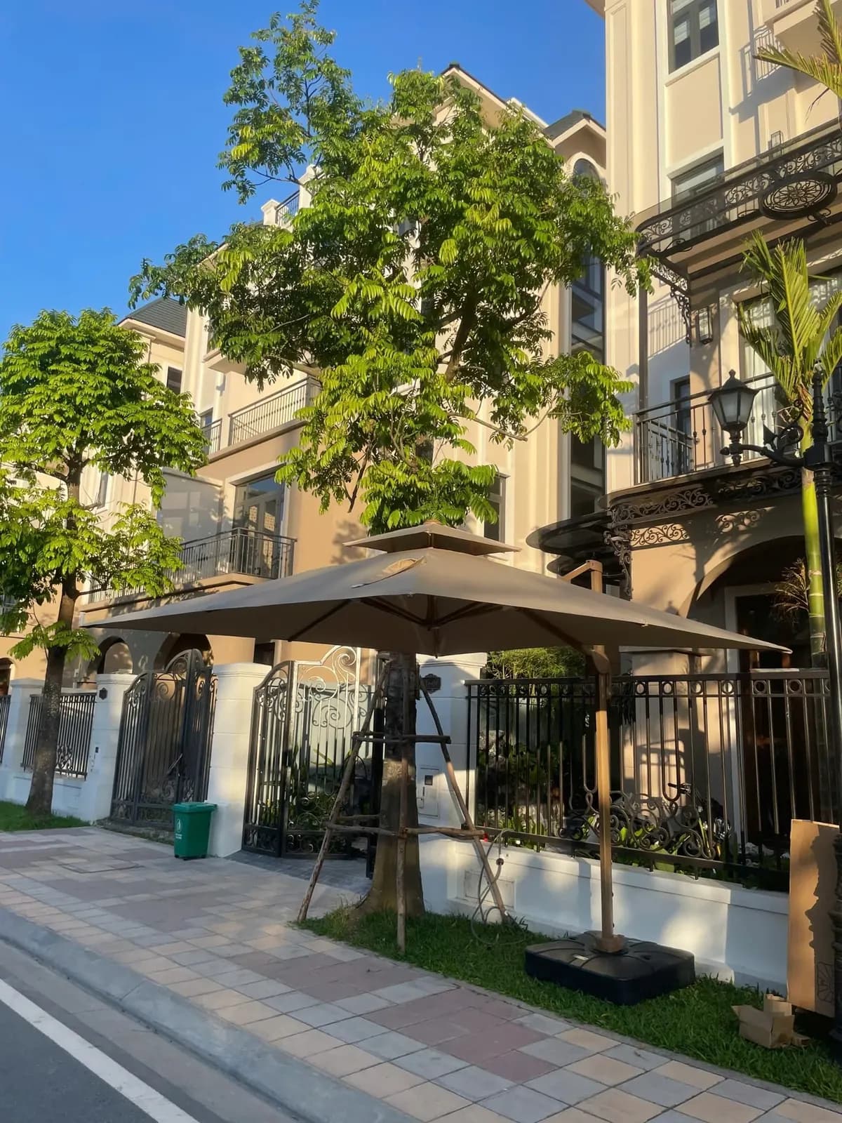 Lắp đặt dù lệch tâm màu be tại Vinhomes Ocean Park 3 - ảnh 3
