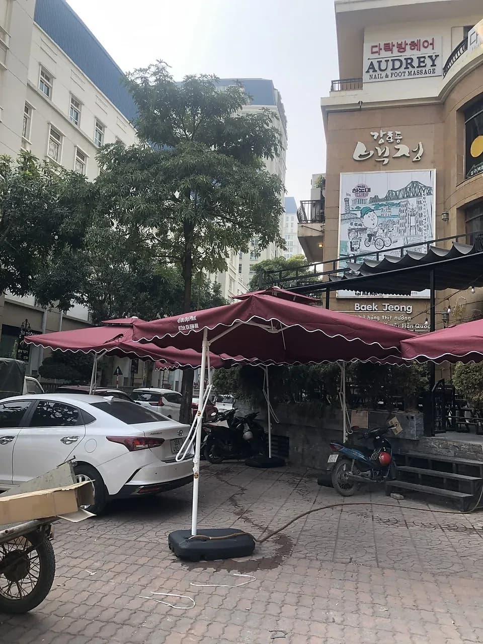 Lắp đặt dù lệch tâm vuông 2m5 cho Coffee & Beer Mỹ Đình - ảnh 4