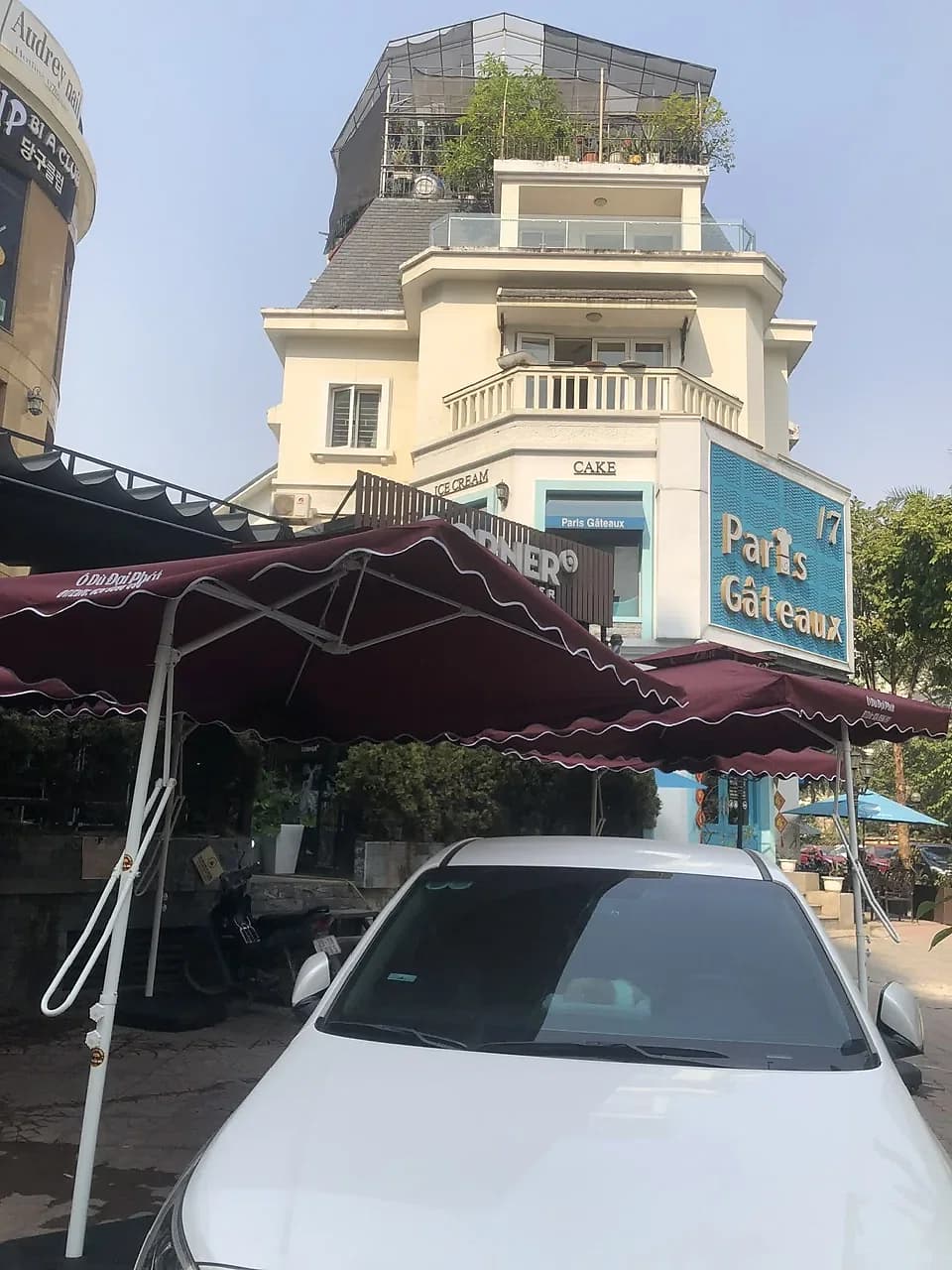 Lắp đặt dù lệch tâm vuông 2m5 cho Coffee & Beer Mỹ Đình