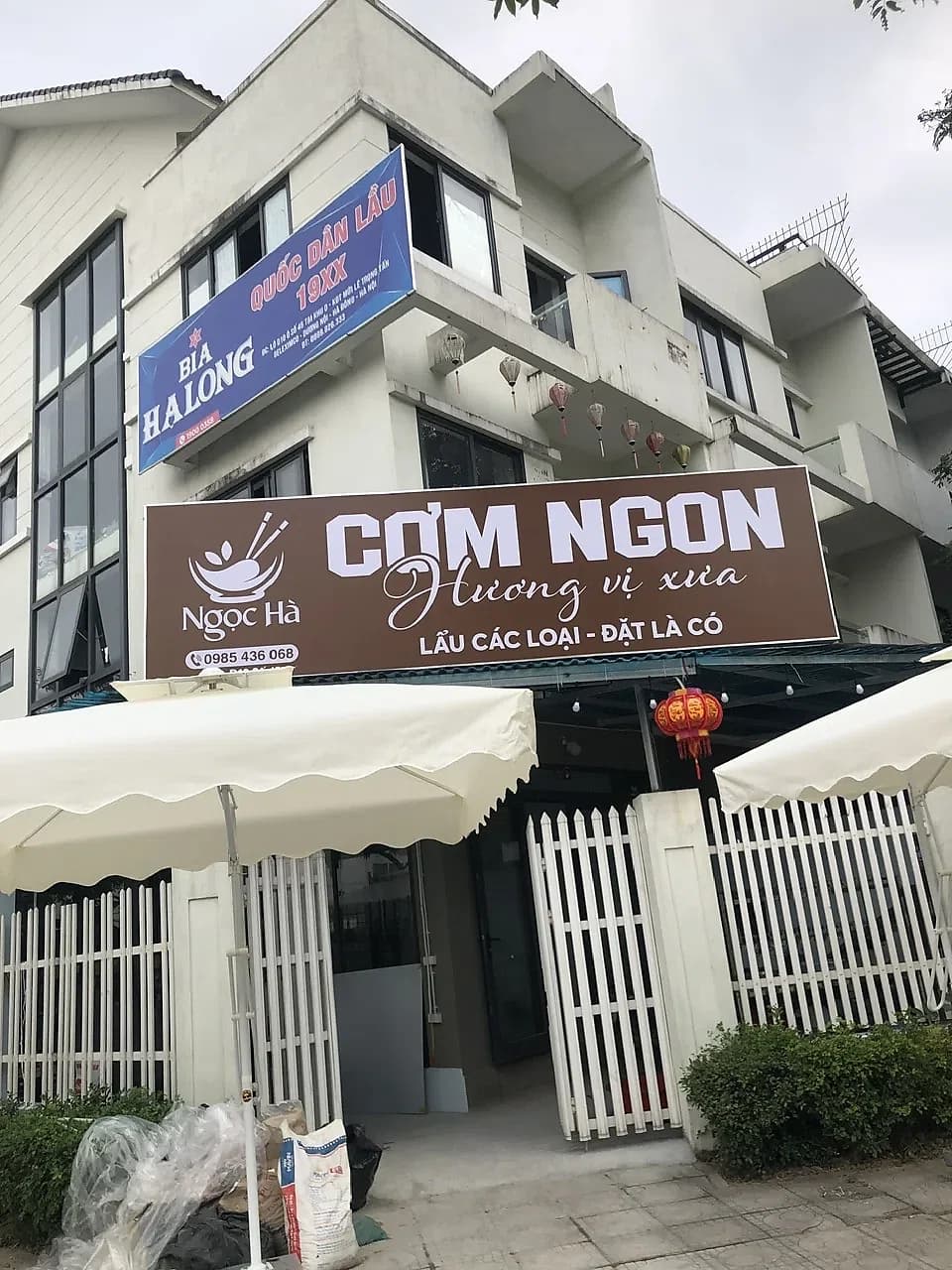 Lắp đặt dù lệch tâm vuông 2m5 x 2m5 tay bẩy cho quán cơm Ngọc Hà tại Dương Nội, Hà Đông
