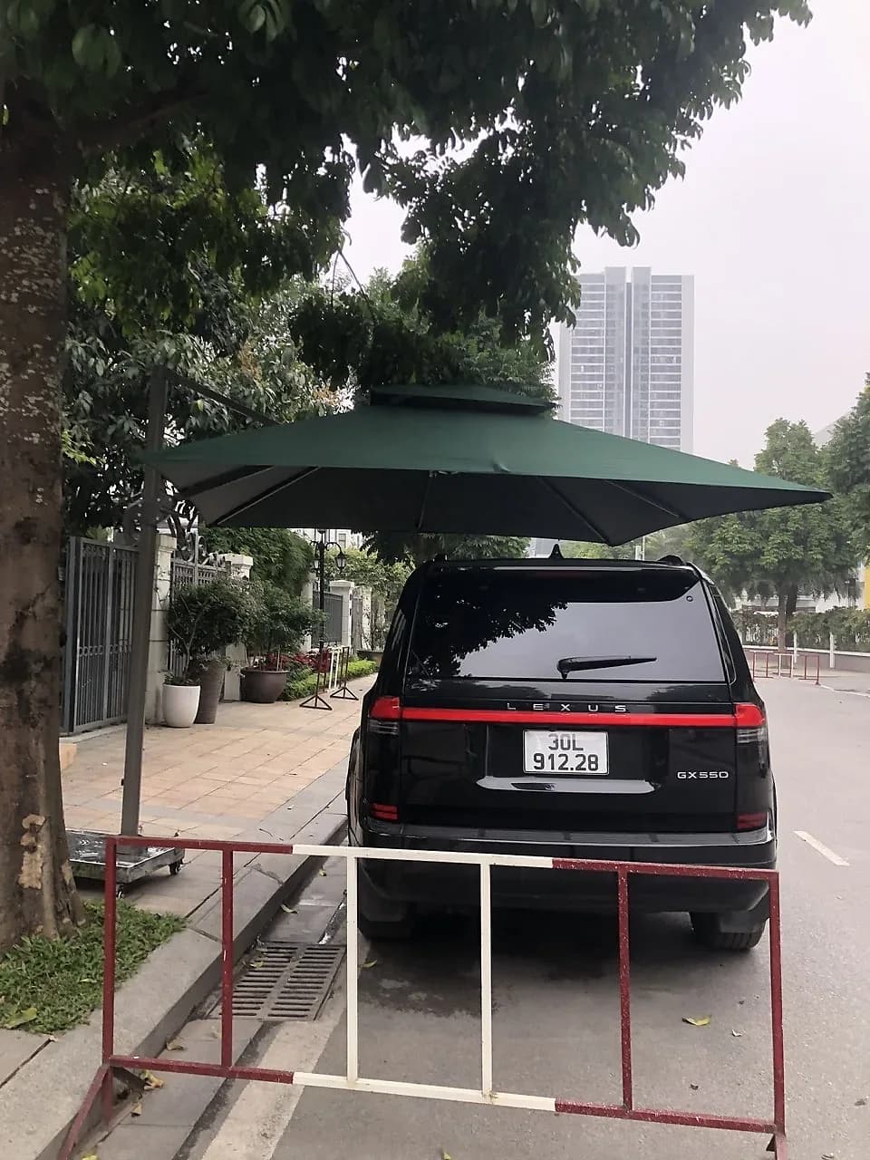 Dù lệch tâm che xe ô tô ngoài trời tại khu biệt thự