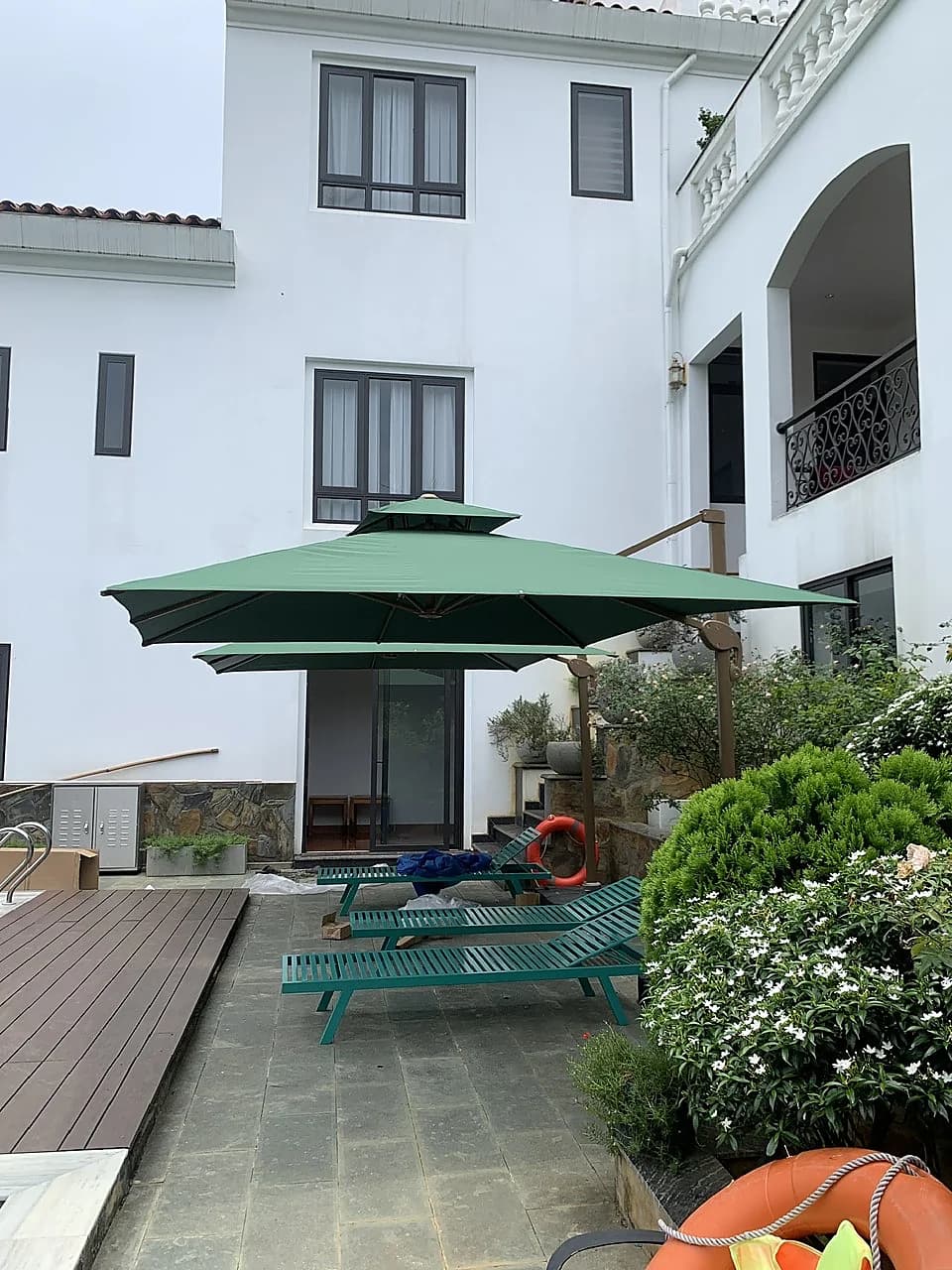 Giao 3 dù lệch tâm vuông 3m x 3m cho biệt thự hồ bơi tại Vân Hòa, Ba Vì